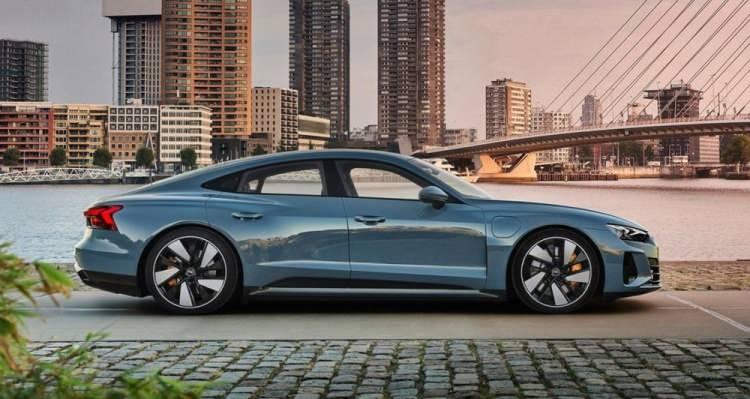 <p>Aracın bünyesinde 93.4 kWh'lık bir batarya ve  800 volt'luk bir elektrik altyapısı söz konusu. Audi, aracın bataryasının yüzde 5'ten yüzde 80 doluluk oranına hızlı şarj ile sadece 23 dakikada ulaşabildiğini belirtiyor.</p>
