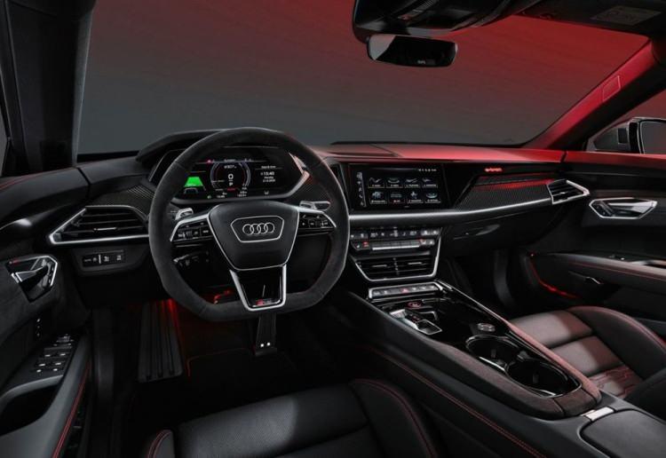<p>E-Tron GT'nin içinde diğer Audi modellerinde görmeye alıştığımız orta kısımdaki iki ekran yerine klima bölümü daha küçük tutulmuş. Sürücünün önünde 12.3 dokunmatik ekrana yer verilirken orta kolsolda 8.6 inçlik bilgi eğlence sistemini konumlandırılmış.</p>
