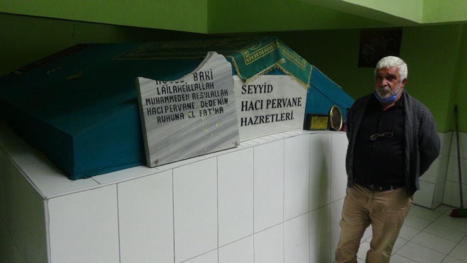 <p> Kendisi vefat ettikten sonra, türbesi buraya inşa edilmektedir. 1925 yılında mevline tekkesi yıkılır, 2006 yılında ise buraya türbe üzerine bina inşa edilir. </p>
