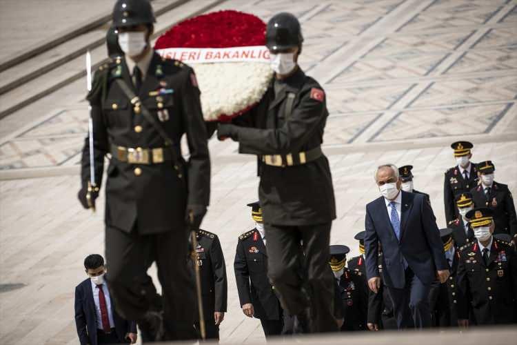 <p>İçişleri Bakan Yardımcısı Mehmet Ersoy, deftere şunları yazdı:</p>

<p>"Aziz Atatürk, her zaman yurt, ulus ve Cumhuriyete aşk ve sadakatle bağlı, tevazu, fedakarlık ve feragat örneği bir kanun ordusu vecizeleriyle şereflendirdiğiniz Jandarma Teşkilatının 182'nci kuruluş yıl dönümü nedeniyle huzurlarınızdayız. </p>
