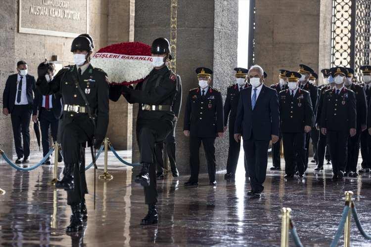 <p>Gücünü, Türk milletinin sevgi, güven ve dualarından alan Jandarma Teşkilatı, vazifesini her şeyin üstünde tutan personeliyle 182 yıldır olduğu gibi bundan sonra da ülkesinin bekası ve milletin huzuru için başta teröristlerle mücadelede olmak üzere aziz milletimize aynı azim ve kararlılıkla hizmet etmeye devam edecektir.</p>

<p> </p>
