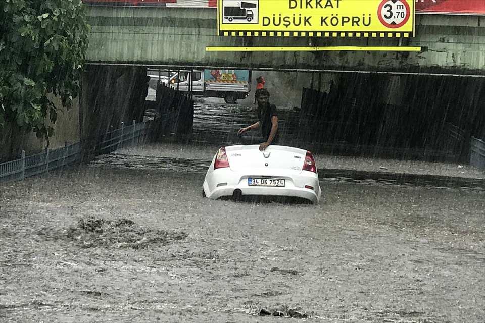 <p>İstanbul'da etkili olan sağanak yağış nedeniyle oluşan taşkında bir araç alt geçitte mahsur kaldı.</p>

<p> </p>

