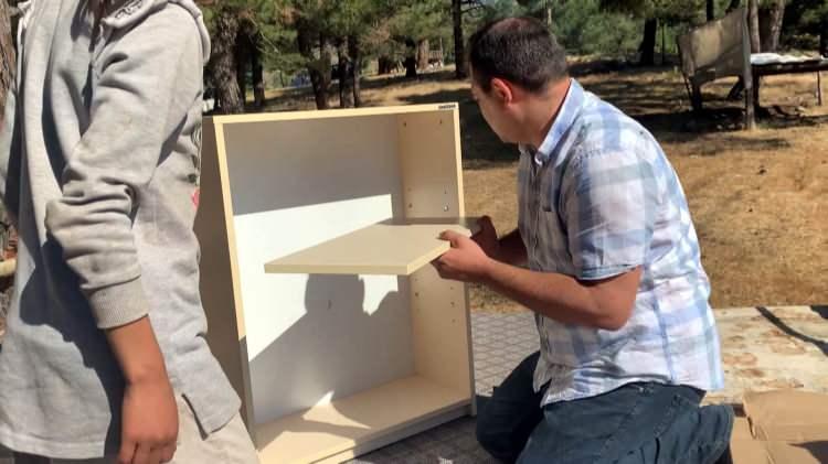 <p>Köyde doğup, büyüyen ve okumayı seven Ahmet Yerlikaya'nın köy çocuklarını kitapla buluşturma hikayesi, 5 yıl önce gittiği fuarda aldığı kitaplarla başladı. </p>
