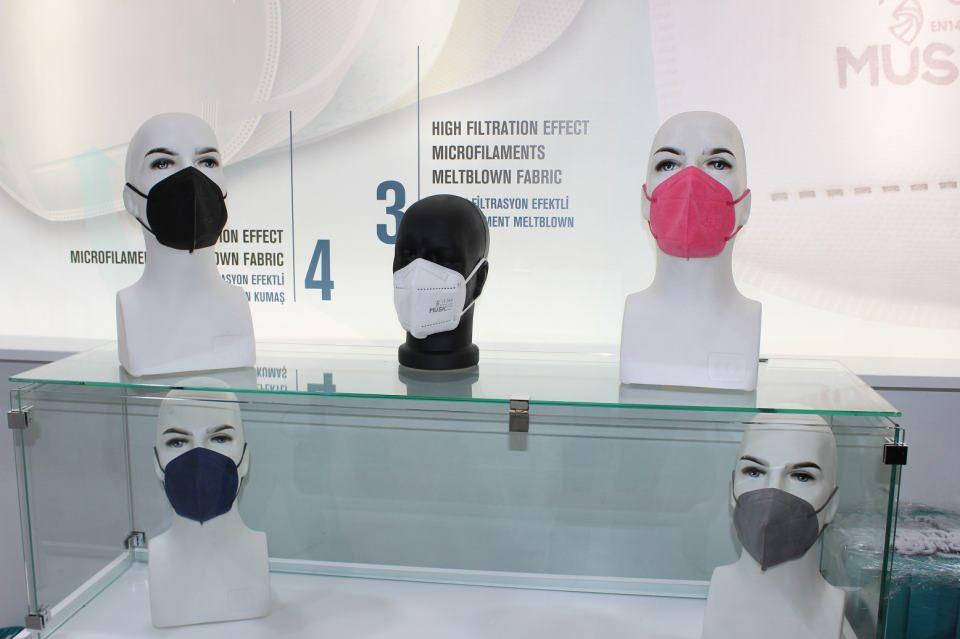 <p>Doğru maskeyi üretebilmek için fabrikanın içinde laboratuvar da inşa ettik. Araştırmalarımız ve çabalarımız sonucunda Musk FFP2 isimli ürünü piyasaya sunduk. FFP2, Amerika’da N95’in karşılığıdır. </p>

