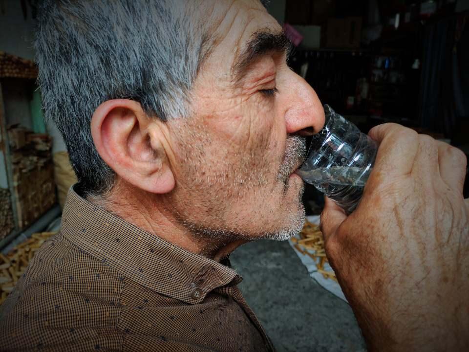 <p>Kendinin bir tıp mütehassısı olmadığını ifade eden Murat Kavaklı, "Tanıdığım bir çok demirci, temiz bir kazanın içine günlük sakızı ve su koyarak kızdırılmış demiri suya batırıyordu.</p>
