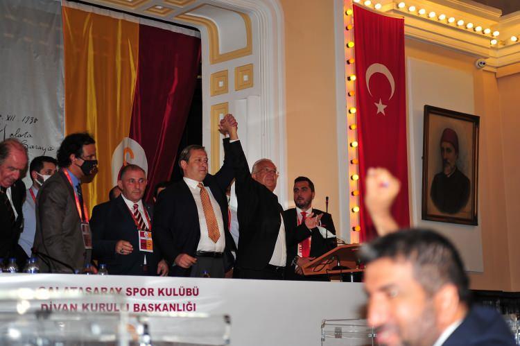 <p><strong>BURAK ELMAS: YAŞASIN GALATASARAY</strong></p>

<p>Galatasaray Kulübü’nün yeni başkanı Burak Elmas, seçim sonuçlarının açıklanmasının ardından kısa bir konuşma yaptı. Kendisini başkanlığa layık gören üyelere teşekkür eden Elmas, “Bana ve ekibime gösterdikleri teveccüh için tüm üyelere teşekkür ederim. Tüm adaylara, Galatasaray demokrasisine katkıları için teşekkür ediyorum. Bu seçim çok önemliydi. Galatasaray kararını verdi, kimse kaybetmedi. Tüm Galatasaraylılar yarından itibaren tek yumruk olacağız ve birlikte çok şeyler başaracağız. Bu süreçte eşime, oğluma teşekkür etmek istiyorum. Beni bu yolda bir saniye yalnız bırakmayan ekip arkadaşlarım, iyi ki varsanız. Yaşasın Galatasaray” dedi.</p>
