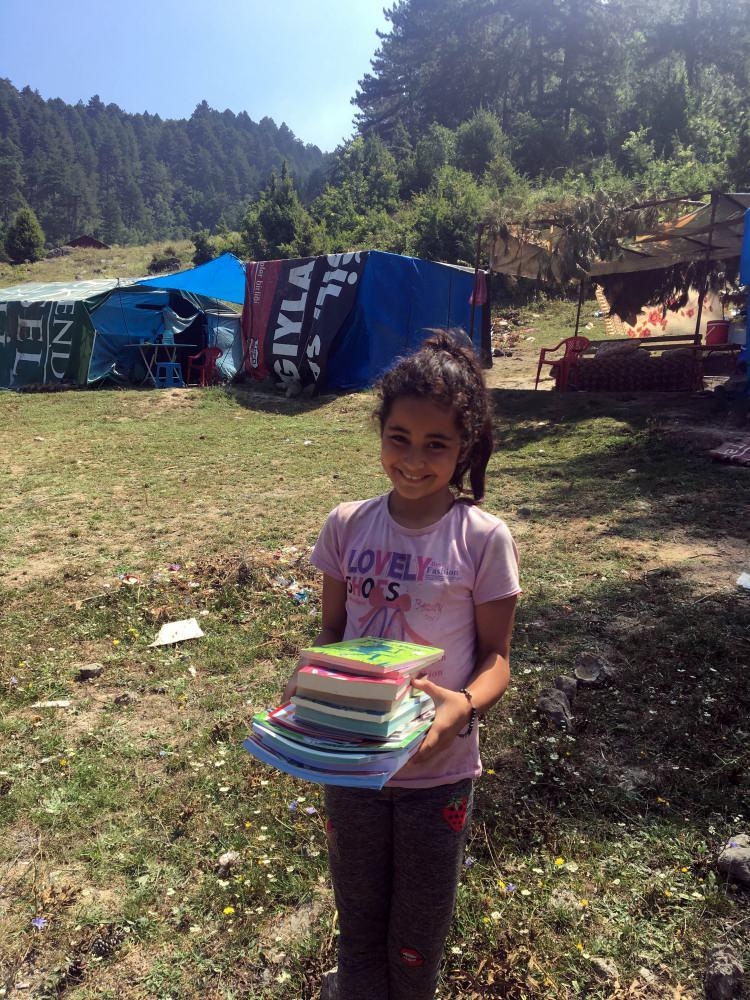 <p>Kitaplık, çocuğu okumaya heveslendirsin, okumaya teşvik etsin, diye böyle bir proje başlattık. Çadırda kalan çocuklara kitaplık kuruyoruz ve içlerine kitaplar dolduruyoruz. </p>
