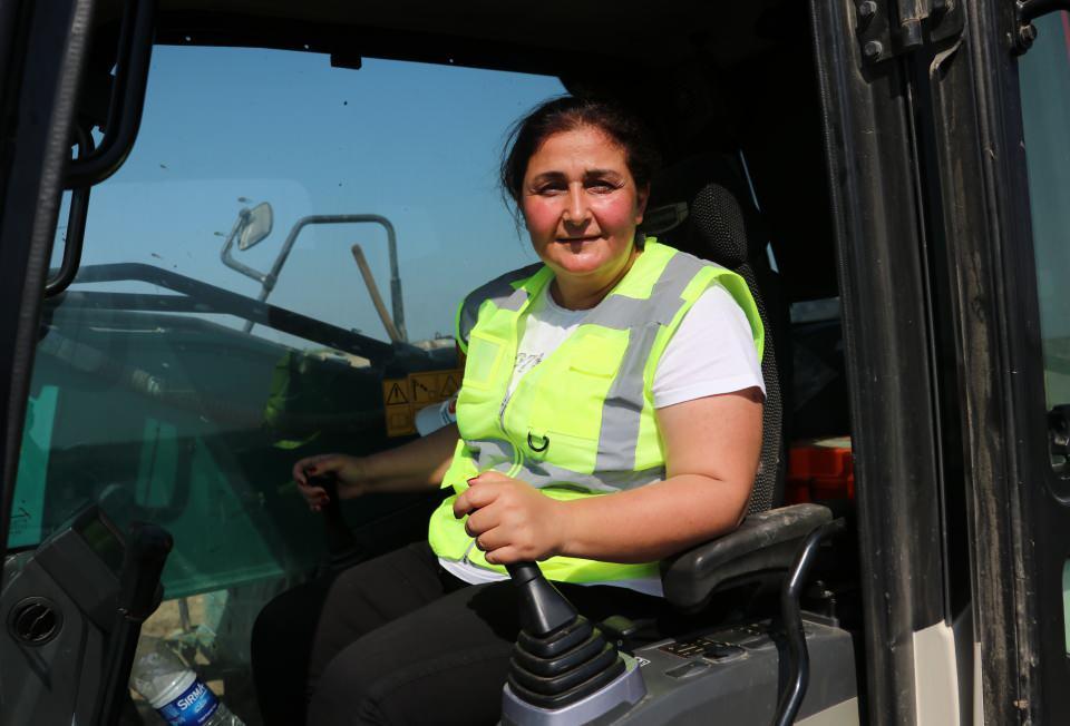 <p>Proje alanındaki çalışmaları denetliyor. Özellikle taşkın dönemlerinde günün her saati iş makinelerinin başına geçiyor.<br />
</p>