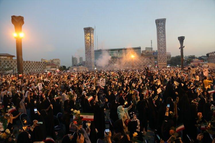 <p>İran’da 13. Dönem Cumhurbaşkanlığı seçimlerini kazanan İbrahim Reisi’yi destekleyen İranlılar, Reisi’nin zaferini kutlamak için başkent Tahran’da sokaklara döküldü.</p>
