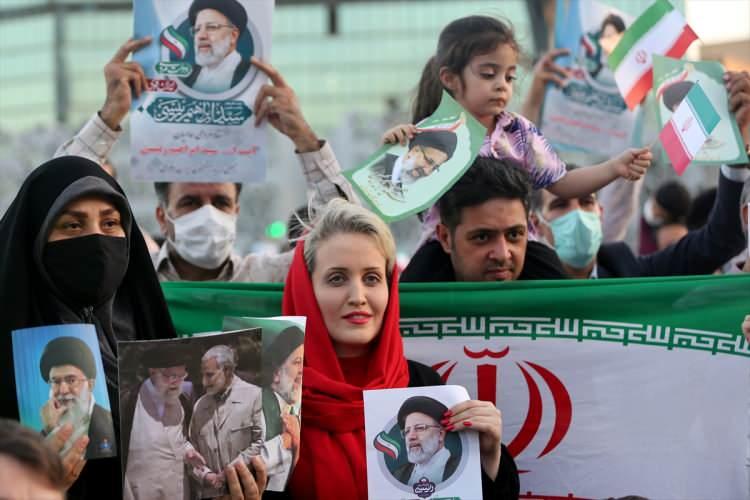 <p>Başkent Tahran’daki İmam Hüseyin Meydanı’nda gösteri düzenleyen Reisi destekçileri, Reisi’nin posterlerini taşıyarak, yeni Cumhurbaşkanına destek sloganları attı.</p>
