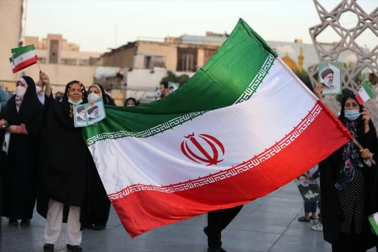 <p>Kutlamalara katılan İranlı Meryem Ahmedi, “Reisi, Cumhurbaşkanı olduğu için çok mutlu hissediyorum, 8 yılın ardından İran’ı değiştirebilecek tek kişi İbrahim Reisi’ydi. Eminim ki çok iyi çalışacak ve halkla birlikte İran’ı yeniden inşa edecek. Biz gençler umutluyuz ve her zaman onun arkasındayız” dedi.</p>
