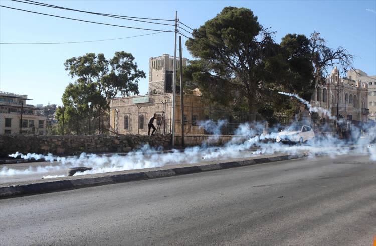 <p>Bazı Filistinlilerin de İsrail polisi tarafından şiddetle darbedilerek yaralandığı ifade edilen açıklamada, 6 kişinin çeşitli hastanelere kaldırıldığı aktarıldı.</p>