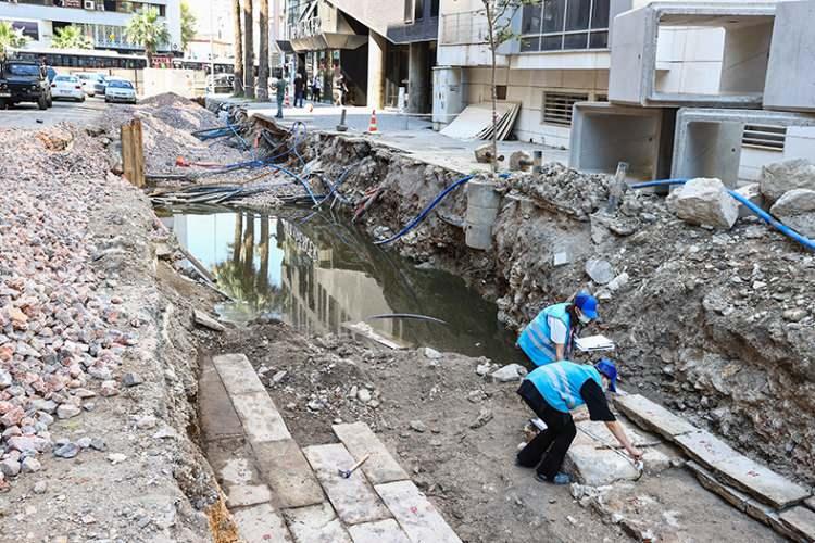 <p>Keser, tarihi mirası korumak için titizlikle çalışma yaptıklarını vurgulayarak, "Temizlik, bakım ve onarım yapıyoruz. Çalışma şartlarımız zor. Ekiplerimiz kanalizasyon suyu içinde çalışıyor, suyu ve toprağı temizliyor. Arkeolojik değer taşıyan her şeyi ellerimizle koruyoruz." diye konuştu.</p>
