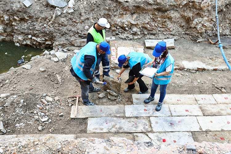 <p>- ESNAFIN KÖPRÜ TALEBİ</p>

<p>Öte yandan bölgedeki Mimar Kemalettin Moda Merkezi esnafı, ekiplerin çalışması sırasında ticaretin durmaması için yerel yönetimlerce gerekli önlemlerin alınmasını istiyor.</p>
