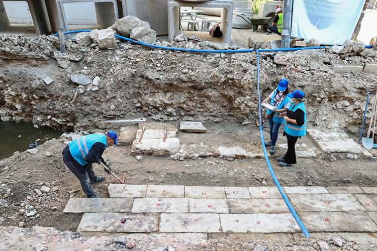 <p>MTK Sitesi Yönetim Kurulu Başkanı Abdullah Salkım, şu açıklamada bulundu:</p>

<p>"Mimar Kemalettin bölgesi 1,5 aydır kapalı ve kazılı durumda. Elbette ki tarihi eser bizim değerimiz. Ama esnaf zaten pandemi nedeniyle perişan. Halit Ziya Caddesi'ni kazıp Mimar Kemalettin Caddesi girişini kapattılar. İzmir Büyükşehir Belediyesinin burada halkın geçişini sağlaması için köprü yerleştirmesini ve işlerimizin aksamaması için gerekli önlemlerin alınmasını istiyoruz."</p>
