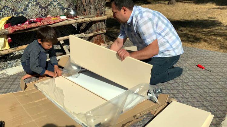 <p>Yerlikaya, mevsimlik işçilerin çadırlarına kurduğu kitaplıkların çok hafif olduğunu ve ailelerin giderken yanlarında götürebileceğini belirtirken, daha çok çocuğa ulaşmak için yardımseverlerin desteğini bekliyor.</p>

<p> </p>
