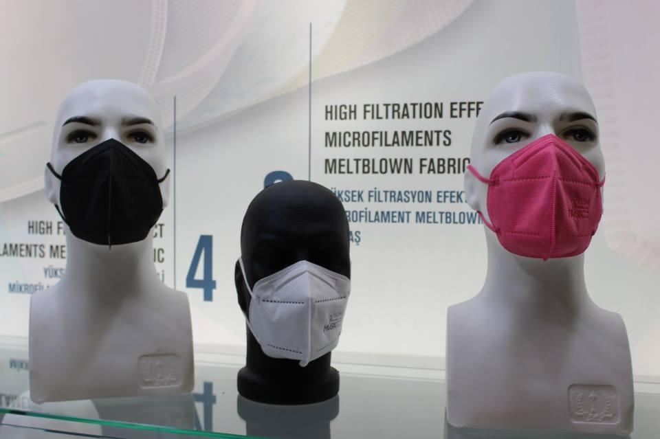 <p>Ürettikleri maskelerin yüzde 80’ini ihraç ettiklerini aktaran Kutlar, “Ürünümüzü, Amerika, Yunanistan, Almanya gibi birçok ülkeye gönderiyoruz” dedi.</p>
