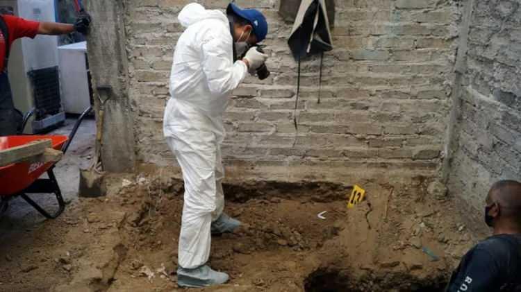<p>Meksika Eyaleti Başsavcılığı tarafından yapılan açıklamada, Atizapan seri katili olarak bilinen Andres N.’nin evinde yapılan kazı çalışmalarında, 3 bin 787 adet insan kemiği bulunduğu, bunların 17 kişiye karşılık geldiğinin düşünüldüğünü ve çıkan kemiklerin bilim adamları tarafından incelenmesi sonucunda kesin bilginin ortaya çıkacağı belirtildi.</p>