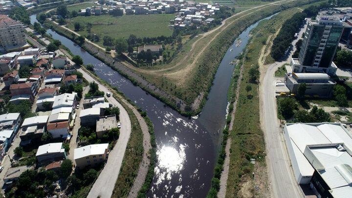 <p>MARMARA DENİZİ ÖLÜME GİDİYOR<br />
​<br />
​ Arıtma tesislerinin öneminden bahseden Demir, “Sanayici kirli teknoloji kullanmamalı, suyu yerinde arıtmalı. Yani suyu daha az tüketen ve hiç kirletmeyen teknoloji kullanmalı. Yani biraz yatırım yapmalı. Biz bir gün yine 'Marmara Denizi ne olacak?' diyeceğiz. Bu su Marmara Denizi'ne aktığı sürece denizin ekosistemi bozulacaktır. Biz bunu yıllardır söylüyoruz ama ne yazık ki son müsilaj olayına kadar sesimizi kimseye duyuramadık. u.</p>
