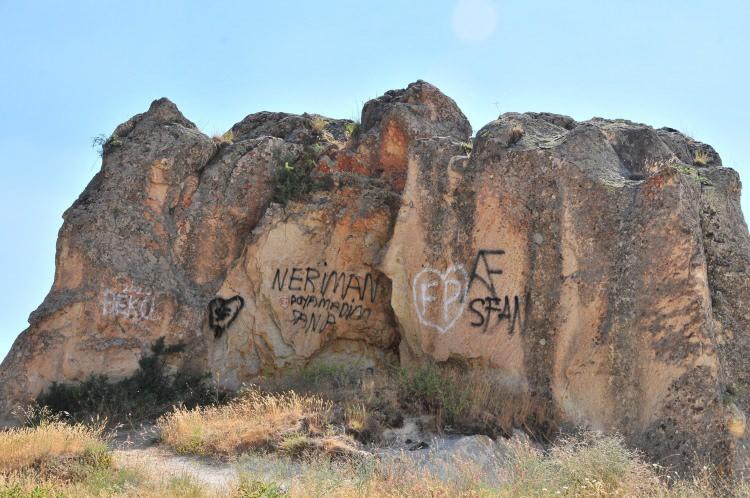 <p>Türkiye'nin önemli turizm merkezlerinden Kapadokya bölgesindeki peribacaları, sprey boyalar ile yazılar yazılarak tahrip edildi. Turizmciler, dünyada eşi benzeri bulunmayan doğa harikası yapılar üzerine yazılan yazılara tepki gösterdi.</p>
