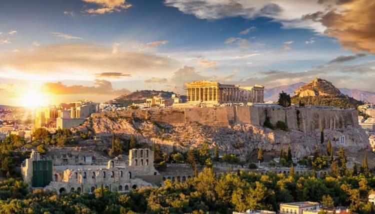 <p><strong>YUNANİSTAN</strong></p>
<p>Yunanistan aralarında bütün AB ülkeleri, Türkiye, ABD, Kanada, Rusya ve Çin'in bulunduğu yaklaşık 50 ülkenin vatandaşlarının Yunanistan'a gelmesine izin veriyor. Yunanistan'a seyahat etmek isteyenlerin aşı belgesi, negatif PCR test sonucu veya Covid-19'u atlattığını göstermesi gerekiyor. Yunanistan hükümeti BioNTech/Pfizer, Moderna, AstraZeneca, Novavax, Johnson&Johnson, SputnikV, CanSino, Sinopharm ve Türkiye'de de kullanılan Sinovac aşılarını kabul ediyor.</p>
<p>Yunan yetkililer, son dozu 14 gün önce almış olanların tamamen aşılanmış sayıyor. Buna rağmen, havalimanlarında bütün yolculara rastgele hızlı test yapılması öngörülüyor. Bunun yanı sıra, ülkeye giriş yapılmadan en az 24 saat önce bir formun doldurulması isteniyor. "Visit Greece" adlı internet sayfasında, Yunanistan'a seyahatle ilgili ayrıntılı bilgiler yer alıyor.</p>