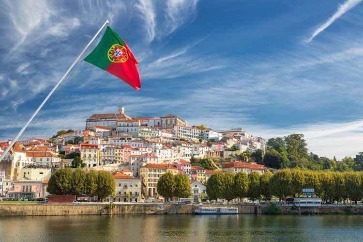 <p><strong>PORTEKİZ</strong></p>
<p>Portekiz'e bağlı Madeira Özerk Bölgesi, turistlerden karantina veya test istemiyor. "Madeira safe to discover" internet sayfasında "resmi bütün aşıların kabul edildiği" belirtiliyor.</p>
<p>Aşı belgesinin İngilizce olması gerektiği, resmi makamlar tarafından verilmiş olması gerektiği vurgulanıyor. Aşı belgesinde, seyahat eden kişinin kimlik bilgilerinin yanı sıra aşının türünün, ne zaman yapıldığının belirtilmesi gerekiyor. Covid-19 atlatmış olanlar testten muaf tutuluyor. Diğer ziyaretçilerin ise test yaptırması isteniyor. Madeira hükümeti bütün turistlere ücretsiz PCR testi yaptırma imkânı sunuyor. Anakara Portekiz'de ise aşı durumundan bağımsız olarak turistlerin çoğundan Covid-19 testinin sonucunun negatif olması isteniyor.</p>
<p> </p>
<p><strong>KAYNAK: NTV</strong></p>