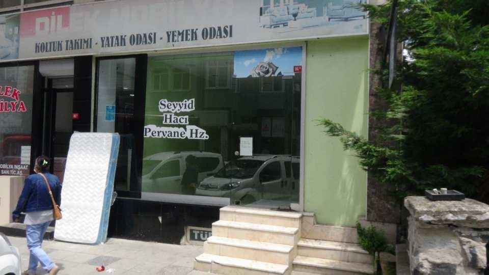 <p> En önemlisi bu bölge mi yoksa türbe mi tescilli, bunun belirlenmesi gerekiyor. Aslında buradaki sorun büyük bir sorun" dedi.  Türbenin yanında mobilya dükkânı bulunan Hüseyin Yaman,‘’Seyit Hacı Pervane Türbesi'nin elektrik tesisatını ve dekorunu ben yaptırdım. Seyit Hacı Pervane Hazretleri, bin 800’lü yıllarda Mevlâna dedesi Allah insanı. Fakat dönemin belediyesi, 2006 yılında, buradaki inşaat çalışması sırasında türbeyi yandaki binanın parselinde gösteriyor. Buraya ruhsat vermişler türbenin diğer binanın altında göstererek, buraya bina yapılması için. Daha sonra türbenin üzerine apartman yapmışlar. Ben türbenin üzerinde apartmanın olmasına karşıyım tabi ki. Normal ’de türbenin üzerine apartman yapılmaması lazım. Ziyaretçileri geliyor iyi bir Allah insanı olduğu için, Mevlâna dedesi olduğu için. Halk sevdiği için türbeye geliyor" diye konuştu.  </p>
