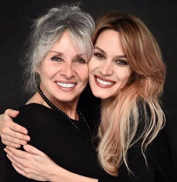 <p><strong>EBRU C&Uuml;ND&Uuml;BEYOĞLU VE ANNESİ H&Uuml;LYA C&Uuml;ND&Uuml;BEYOĞLU</strong></p>

<p>&nbsp;</p>
