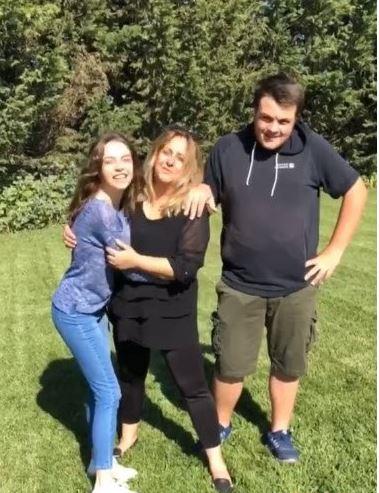 <p><strong>MELİS SEZEN VE ANNESİ</strong></p>
