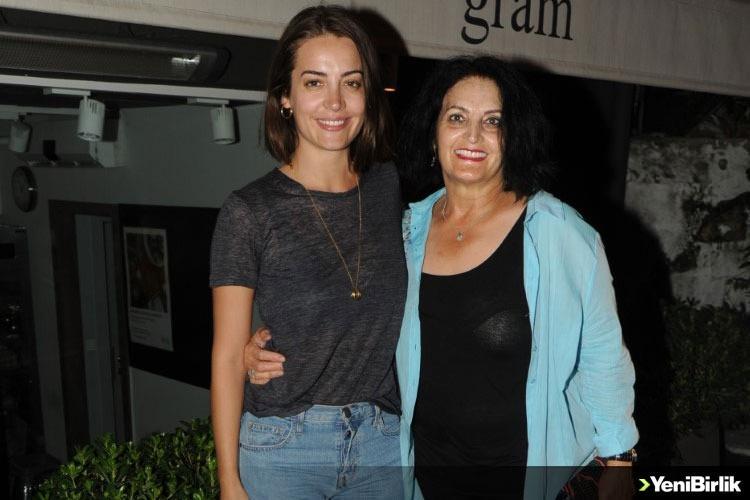 <p><strong>İREM SAK VE ANNESİ NERMİN SAK</strong></p>
<p> </p>