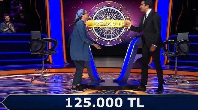 <p>Betül, yarışmada sadece hikayesiyle değil başarısıyla da herkesin dikkatini çekip gecenin yıldızı olmuştu.</p>