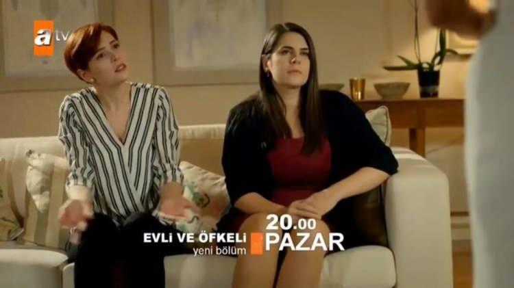 <p><span style="color:#FF8C00"><strong>Evli ve Öfkeli dizisinin 11. bölümünde Deniz, Müge Anlı'nın programına katılarak ve Seray Söyler'in kızı olduğunu açıkladı.</strong></span></p>
<p> </p>