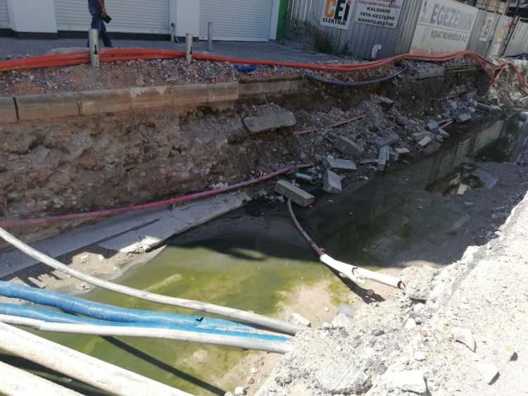 <p>Çalışmalarda "cam şişe" parçalarına rastlandığını aktaran Ersoy, bedestende daha çok züccaciye ürünlerinin satılmış olabileceğini ifade etti.</p>
<p>Ersoy, Büyükşehir Belediyesinin de koruma çalışmalarına destek verdiğini belirterek şöyle konuştu:</p>