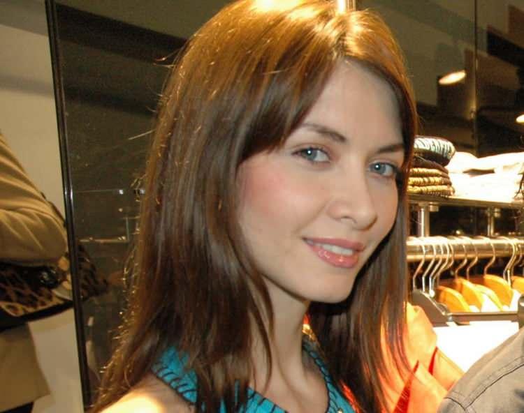 <p><span style="color:#000080"><strong>Güzelliğini annesinden alan Maya'ya reklam teklifleri yağdığı da biliniyor.</strong></span></p>

<p> </p>
