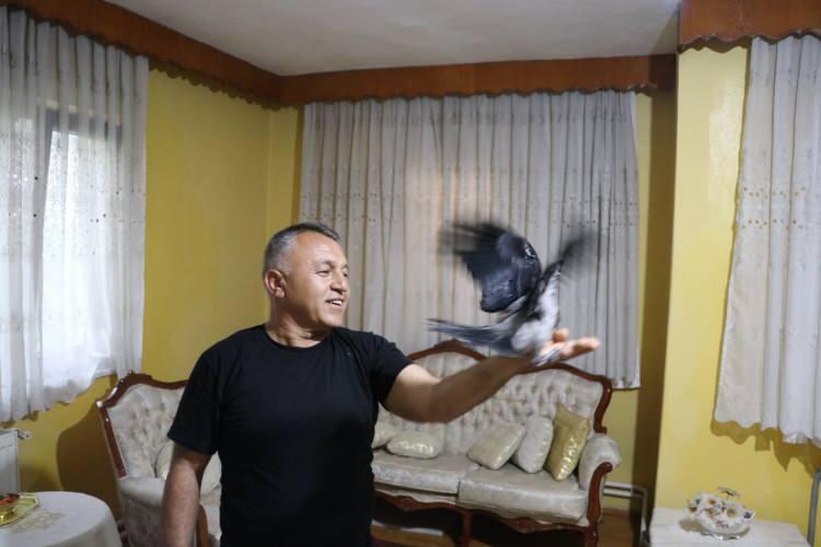 <p>Kuşun zeki olduğunu ve ismiyle çağrıldığında tepki verdiğini dile getiren Çolak, "Kargayı eve ilk getirdiğimde ailem önce şaşırdı. Sonra sevindiler.</p>