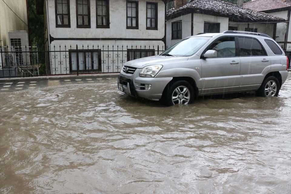 <p>Bolu Belediyesi itfaiye ekipleri, suyun tahliyesi için çalışma yapıyor.</p>
<p> </p>
