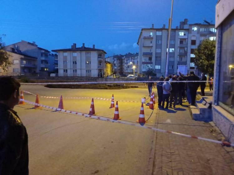 <p>Ekiplerimiz daha önceden zemin etüdü yaparken buradaki durumu tespit etti. Alt yapı çalışmalarının daha sağlam yürütülmesi için bugün burada yapılan çalışma esnasında böyle bir göçük oluştu. Şükürler olsun, daha önceden tespit edildiği için bugün yürütülen çalışmalar sırasında bir can kaybı ve yaralanma olmadı. Hızlı bir şekilde ekiplerimiz olaya müdahale etti.</p>
