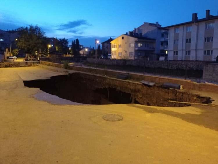<p>Bilgin yaptığı açıklamada, “Şehrimizdeki trafik sorununu çözmek için çeşitli bölgelerde çalışmalarımız var. Bu bölgemizde de karşıdaki mahalleye geçişi sağlamak için yeni bir köprü çalışması için ihalemizi yaptık.</p>
