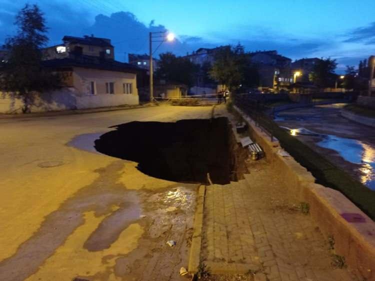 <p>Burada yaklaşık 10 metre çapında 22 metre derinliğinde ir göçük var, altında da su var. Nedenini henüz tam olarak tespit edemedik. Buradaki su akıntısını durdurduktan sonra alanı genişletip, durumu daha net görüp, gerekli tedbirleri aldıktan sonra köprü inşaatımıza devam edeceğiz. İyi niyetle yaptığımız bu çalışma aslında olası bir afeti de önlemiş oldu” şeklinde konuştu.</p>
