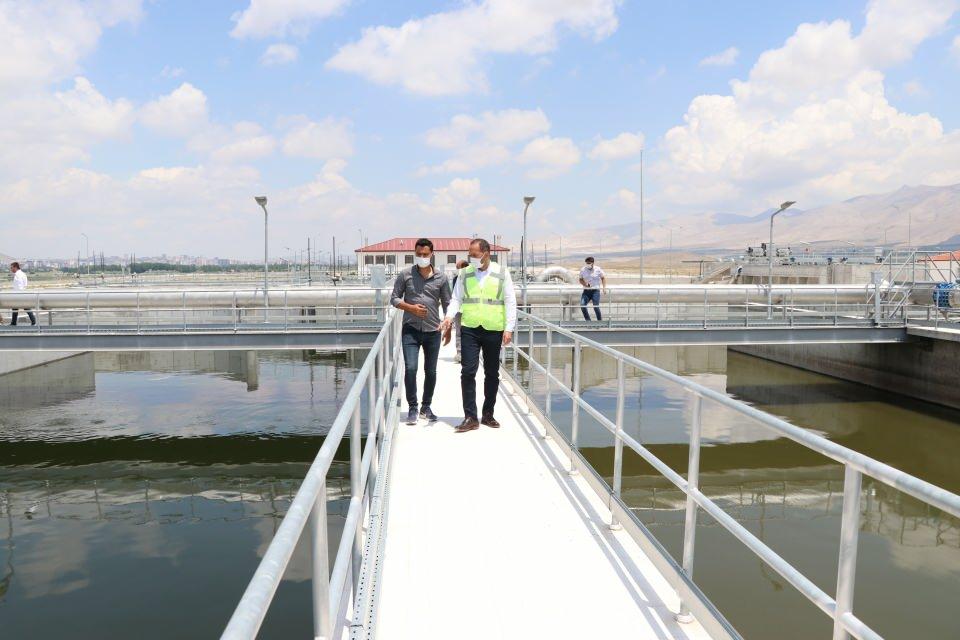 <p>Özdemir, içme kalitesinde arıtılan suyu, tarımsal sulamada kullanılması için Akkaya Barajı'na vereceklerini aktararak, arıtmadan çıkan atıkları da enerji üretiminde veya gübre olarak değerlendireceklerini sözlerine ekledi.</p>