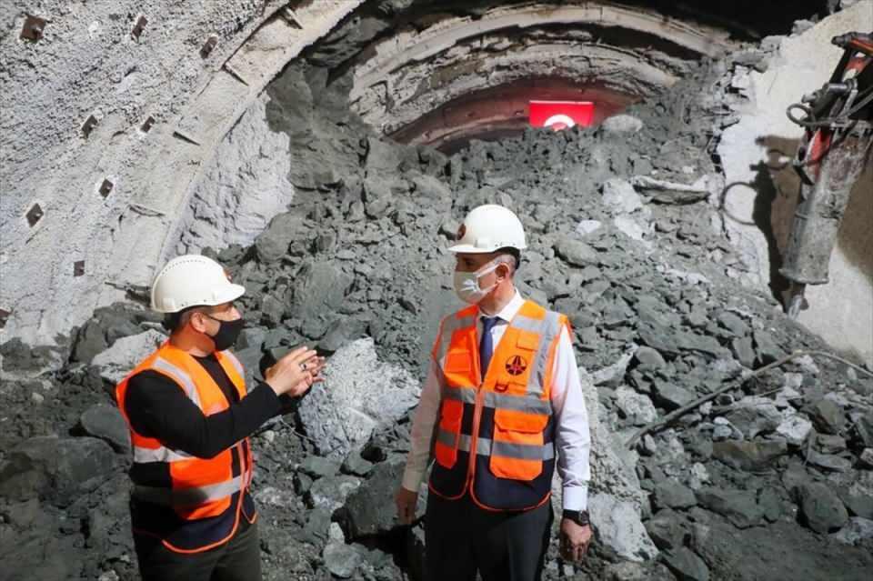 <p>Sonel, yolda geçen yıl bu vakitlerde çalışma olmadığına, Ordu için önemli olan çalışmanın tekrar başlatılması için gerekli girişimlerde bulunulduğuna dikkati çekerek, Cumhurbaşkanı Erdoğan'ın talimatı ve Bakan Karaismailoğlu'nun desteğiyle Ordu Çevre Yolu'nun yapımına 9 ay önce tekrar başlandığını aktardı.</p>
<p> </p>
