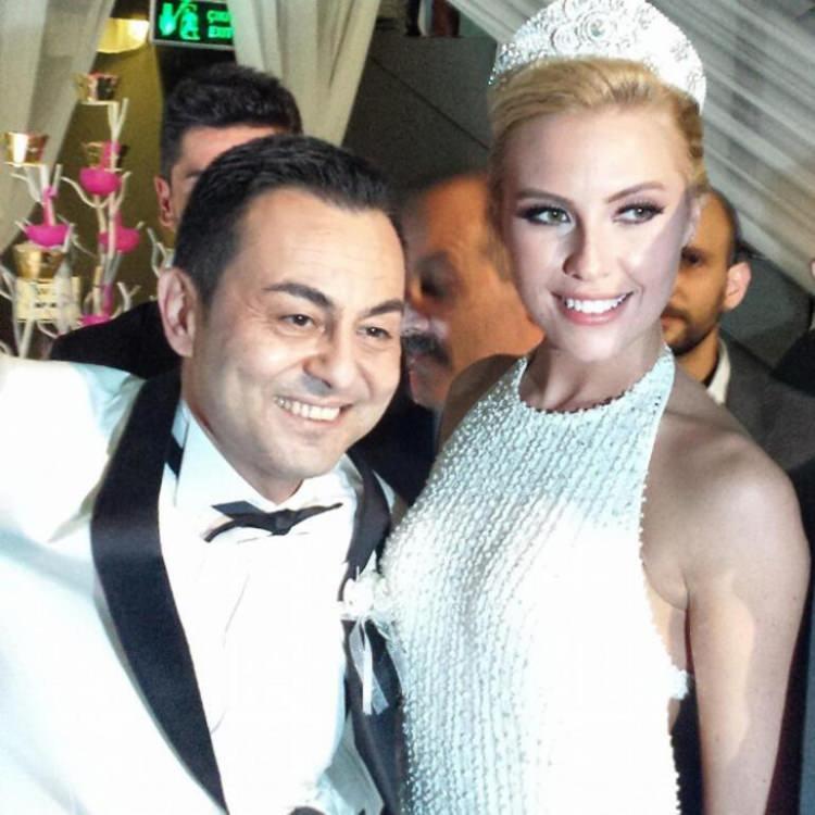 <p>Eski eşine olan tazminatını ödemediği için açılan davaya şaşıran Ortaç, <strong>"Borçlarım bitmez sanıyordum ama bitti. Şu an sadece Chloe'nun açtığı dava var, kendisinden hiç beklemezdim. Ne alacak ki? Kanepe mi alacak, bence böyle bir şey yapmaması gerekirdi"</strong> şeklinde konuştu. </p>