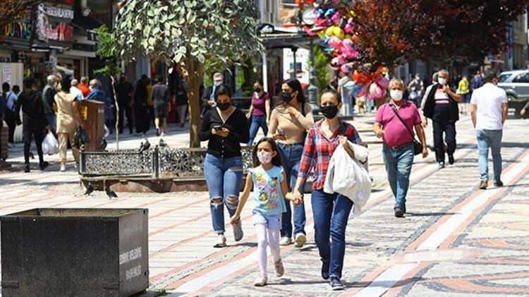 <p>Yiyecek-içecek ikramına ve kapalı alanlarda azami davetli sayısına ilişkin kısıtlamalara 15 Haziran 2021 Salı günü son verilecektir. Bu tarihten sonraki nikah törenleri ve düğünlerde yiyecek-içecek ikramı yapılabilecek olup kapalı alanlarda kişi başına en az 6 m² alan bırakılması kaydıyla azami katılımcı sınırı uygulanmayacaktır. Nişan ve kına gibi etkinliklere 1 Temmuz 2021 tarihinden sonra izin verilecektir.</p>

<p><strong>BİLİM KURULU ÜYESİ'NDEN FLAŞ AÇIKLAMALAR </strong></p>

<p>Gazi Üniversitesi Tıp Fakültesi Dekanı, Halk Sağlığı Ana Bilim Dalı Başkanı ve Sağlık Bakanlığı Bilim Kurulu üyesi Prof. Dr. İlhan, koronavirüs ile mücadelede Türkiye'de iyi noktaya gelindiğini söyledi.</p>

<p> </p>
