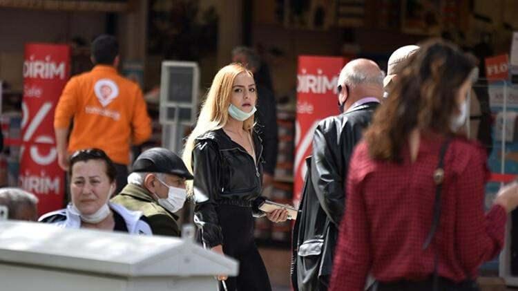 <p><strong>'TEMİZ HAVA AVANTAJI VAR' </strong></p>

<p>Prof. Dr. İlhan, günlük aşılama kapasitesinin çok yüksek olduğunu belirterek, "Güz dönemi her şey zorlaşıyor, buna hepimiz şahit olduk. Mücadelenin en büyük bileşenlerinden biri temiz havada olmak. Hazır böyle bir temiz hava avantajı varken, dışarıda fiziksel mesafeye dikkat ederek, belki çok rahat yerlerde maske de kullanmayarak, aşımızı da olduğumuz takdirde güz dönemi başında daha normale döneceğimizi söylemek mümkün. Toplumsal bağışıklık olduğu durumda belli bir rakama elbette ulaşacağız; ama koronavirüs dünyada veya Türkiye'de bitmeden hepimizin bire bir günlük yaşama döneceğini söylemek pek de doğru olmaz" dedi.</p>

