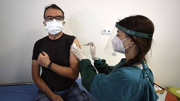 <p><strong>'DIŞARIDA MASKE TAKMAK GEREKMEYEBİLİR' </strong></p>

<p>Prof. Dr. İlhan, iyiye doğru gittiklerini belirterek, "Güz döneminde belli bir seviyeye geldiğimizde belki şöyle olması gerekebilir. Günlük hayatta dışarıda yürüyoruz, fiziksel mesafeye uyuyoruz, maske takmamız gerekmeyebilir; ama bunun yanında toplu taşımaya bindiğimizde, uçağa bindiğimizde, kalabalık bir yere gittiğimizde belki bir süre daha cebimizde maskeyi taşıyarak, riskli yerlerde maske takarak, fiziksel mesafeye uyarak, aşımızı olmak koşuluyla hayatımıza devam edeceğiz. Toplumsal bağışıklık oluştuktan sonra 'çok riskli yerler' diyebileceğimiz kalabalık toplu taşıma, kalabalık AVM, sinema salonları gibi yerlerde en azından riskli insanlar için riskli yerlerde maske takmak söz konusu olabilir; ama onun dışında daha rahat zamanları yaşayabileceğimize inanıyorum" diye konuştu.</p>

