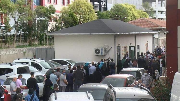 <p>Aşı olmaya gelen Mehmet Yarıcı ise "Aşımızı olduk, çok şükür. Randevu aldık. Herkes sisteme yüklendiği için sistem çökmüş. Yoğunluk var. O yüzden sıradan alıyorlar ama çabuk ilerliyor. Çıktım, işime gidiyorum, şoförlük yapıyorum. Yaşım 47. Şu an için bir etki yok, herhangi bir şey hissetmedim" ifadelerini kullandı.</p>

<p> </p>
