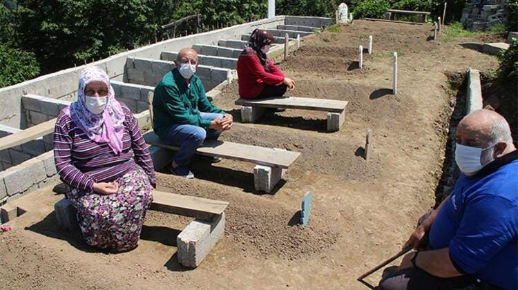 <p>5.5 AYDA 8. ÖLÜM İSYAN ETTİRDİ </p>

<p>Son dakika haberine göre, İstanbul’da yaşayan Muhammet Genç ve oğlu Burak Genç, rahatsızlanınca yakınları tarafından hastaneye götürüldü. Burada baba ve oğlunun yapılan koronavirüs testleri pozitif çıktı.</p>
