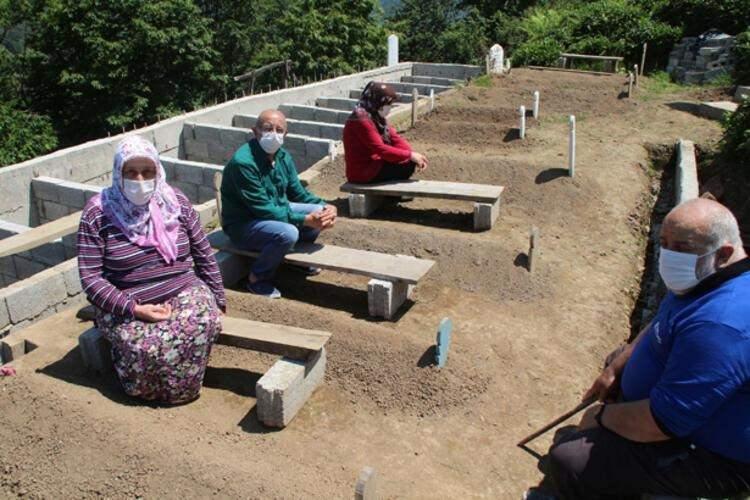 <p>Muhammet Genç hastanede, oğlu Burak ise evde tedaviye alındı. Evde izole olan Burak Genç, geçirdiği kalp krizi sonucu 6 Kasım'da hayatını kaybetti. Burak Genç’in cenazesi, memleketi Rize’nin Güneysu ilçesine bağlı Gürgen köyünde toprağa verildi.</p>

<p> </p>
