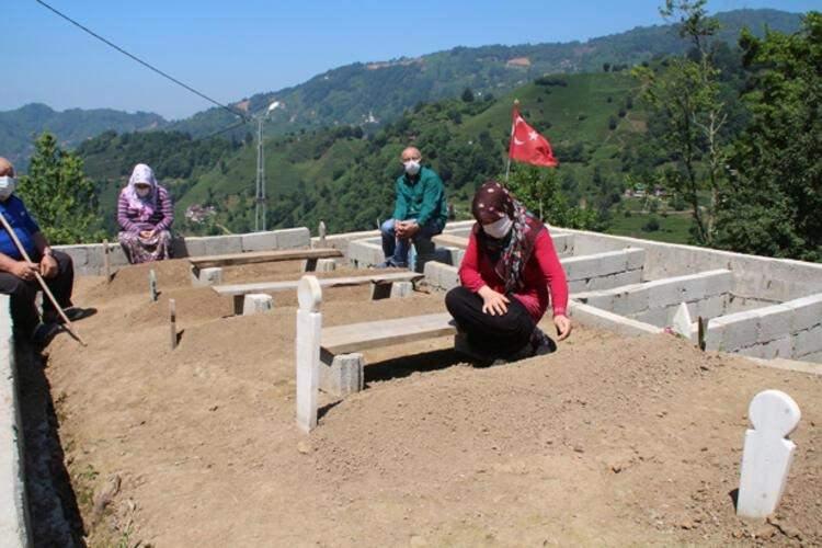 <p><strong>ÖNCELİK TANINDI, 25 KİŞİ AŞI OLDU </strong></p>

<p> </p>

<p>5,5 ayda 8 ferdini yitiren, yaşadıkları korku nedeniyle 10 yeni mezar yeri daha hazırlayan ailenin aşı önceliği çağrısı üzerine İl Sağlık Müdürlüğü ekipleri, ailenin 25 üyesini aşıladı. Aşılarını olan aile genetik yapılarının araştırılarak ölümlerin nedeninin detaylı ortaya konulmasını istiyor.</p>
