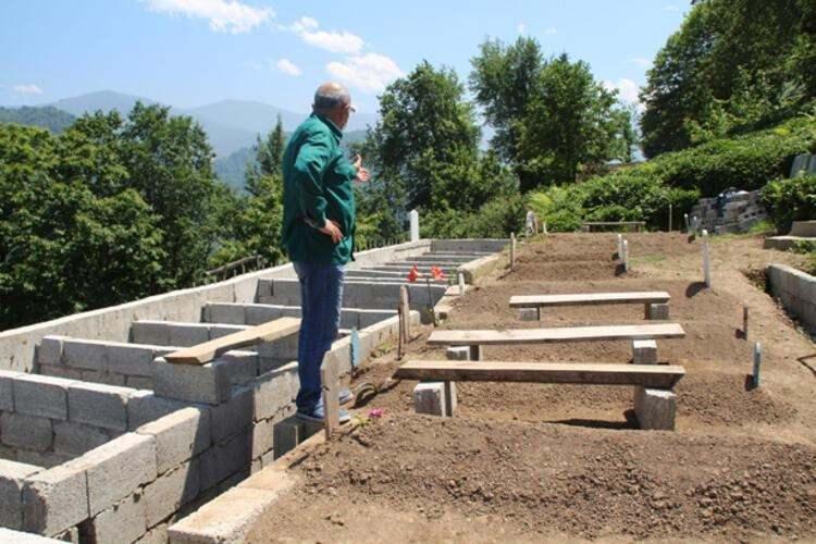 <p>&lsquo;BENİ KURTARAN AŞI OLDU'&nbsp;</p>

<p>3 kardeşi, yeğeni, kayınbiraderi ve onun oğlu ve 2 baldızını kaybeden Ali Gen&ccedil; de, "Ben hastanede &ccedil;alıştığım i&ccedil;in aşımı &ouml;nceden olmuştum. En son vefat eden kardeşim Ahmet'in yanında 18 g&uuml;n kaldım, eğer aşımı olmasaydım ben de &ccedil;oktan vefat etmiş olurdum. Beni kurtaran aşı oldu. Hep tedirgin yaşıyoruz, yeniden bizde hastalık olacak mı diye korkuyoruz. Daha &ouml;nce hazırladığımız mezarlık yeri yetmeyince şimdi yeni mezarlıklar hazırladık. Devletimizden bizim genetiğimizin araştırılmasını istiyoruz&rdquo; dedi.</p>
